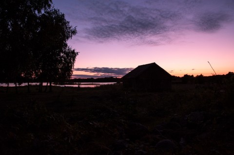 Bild: Schweden - Sonnenuntergang in Kolbodagården in der historischen Provinz Småland in Südschweden. NIKON D700 und AF-S NIKKOR 24-120 mm 1:4G ED VR. ISO 1600 ¦ f/11 ¦ 24 mm ¦ 1/13 s ¦ kein Blitz. Klicken Sie auf das Bild um es zu vergrößern.