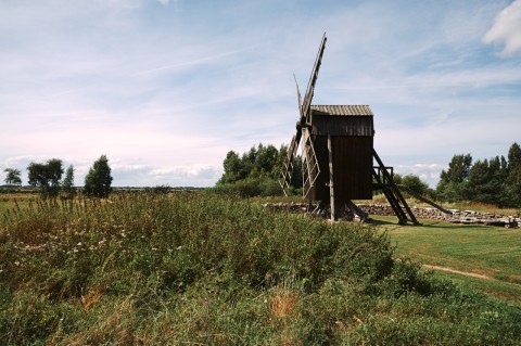 Bild: Auf der Insel Öland gibt es noch heute hunderte Windmühlen wie diese in der Stora Alvaret. NIKON D700 und AF-S NIKKOR 24-120 mm 1:4G ED VR.