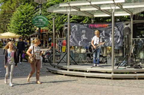 Bild: Växjö ist eine junge Stadt. Musiker in der Altstadt von Växjö in der historischen Provinz Småland. NIKON D700 und AF-S NIKKOR 24-120 mm 1:4G ED VR.