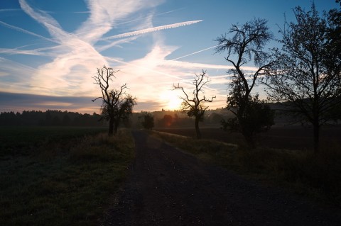 Bild: Unterharz - Sonnenaufgang über Bräunrode. NIKON D700 und AF-S NIKKOR 24-120 mm 1:4G ED VR. ISO 200 ¦ f/11 ¦ 24 mm ¦ 1/1000 s ¦ kein Blitz. Klicken Sie auf das Bild um es zu vergrößern.