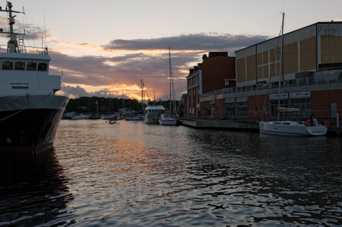Bild: Abendstimmung im Hafen von Kalmar in der historischen Provinz Småland. NIKON D700 und AF-S NIKKOR 24-120 mm 1:4G ED VR.