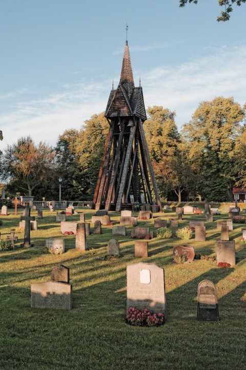 Bild: Stolz und mächtig steht sie da - Die Kirche von Kläckeberga in der historischen Provinz Småland. Blick auf den Glockenturm. NIKON D700 und AF-S NIKKOR 24-120 mm 1:4G ED VR.