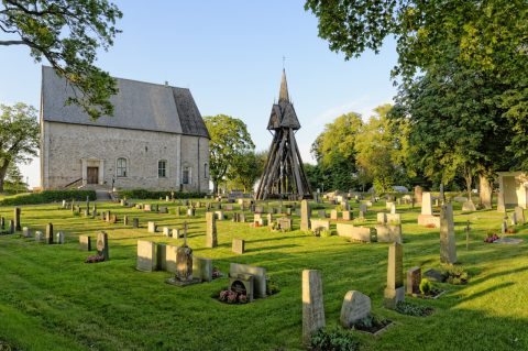 Bild: Stolz und mächtig steht sie da - Die Kirche von Kläckeberga in der historischen Provinz Småland. Der Glockenturm wurde abseits der Kirche errichtet. NIKON D700 und AF-S NIKKOR 24-120 mm 1:4G ED VR.