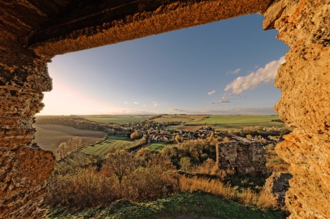 Bild: Was für eine Perspektive - Blick von der Burgruine Arnstein auf Harkerode und den Unterharz. NIKON D700 mit SIGMA 12-14 F4.5-5.6 II DG HSM. ISO 200 ¦ f/11 ¦ 12 mm ¦ 1/320 s ¦ kein Blitz. Klicken Sie auf das Bild um es zu vergrößern.