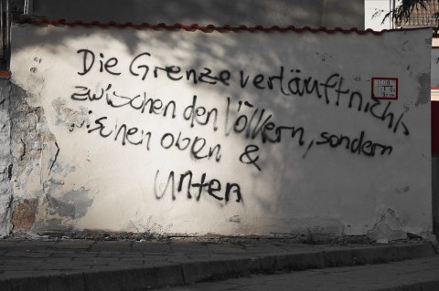 Bild: "Die Grenzen verlaufen nicht zwischen den Völkern, sondern zwischen oben & unten" - Aschersleben am Tag der Deutschen Einheit 2013. NIKON D700 und AF-S NIKKOR 24-120 mm 1:4G ED VR.