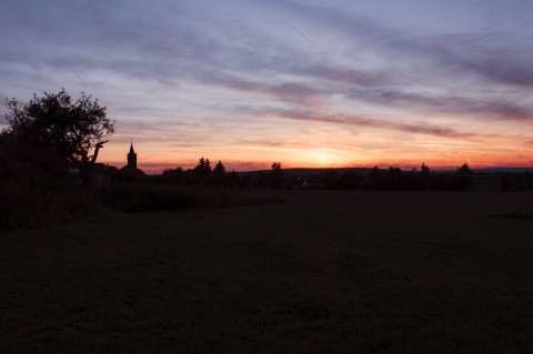 Bild: Sonnenuntergang im Herbst über Bräunrode im Unterharz. NIKON D700 und AF-S NIKKOR 24-120 mm 1:4G ED VR.