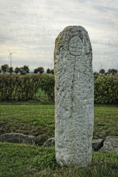 Bild: Langeneichstädt bei Querfurt - Dolmengöttin. NIKON D700 und AF-S NIKKOR 24-120 mm 1:4G ED VR.