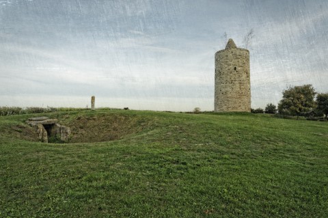 Bild: Langeneichstädt bei Querfurt - Dolmengöttin und Eichstädter Warte. NIKON D700 und AF-S NIKKOR 24-120 mm 1:4G ED VR.