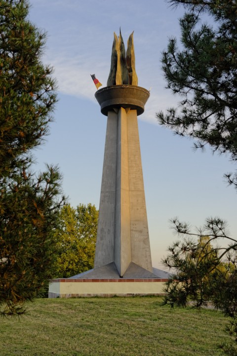 Blaue Stunde am Obelisk Flamme der Freundschaft in Hettstedt. NIKON D700 und AF-S NIKKOR 24-120 mm 1:4G ED VR.