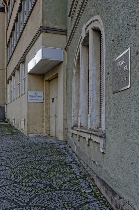 Bild: Die Ikonen des trägen Sozialismus und des geldgeilen Kapitalismus eng beieinander. Die Ruine der ehemaligen Schule "OSKAR SCHNELLER" und die Firmentafel der dubiosen "FUTURA FINANZ" in Mansfeld. NIKON D700 mit CARL ZEISS Distagon T* 1.4/35 ZF.2.