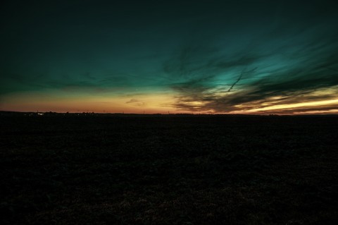 Bild: Sonnenuntergang über Quenstedt im Landkreis Mansfeld-Südharz. NIKON D700 mit AF-S NIKKOR 24-120 mm 1:4G ED VR. ISO 200 ¦ f/11 ¦ 24 mm ¦ 1.3 s ¦ kein Blitz. 1960er Film. Klicken Sie auf das Bild um es zu vergrößern.