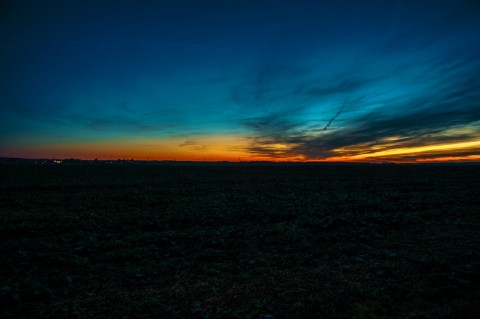 Bild: Sonnenuntergang über Quenstedt im Landkreis Mansfeld-Südharz. NIKON D700 mit AF-S NIKKOR 24-120 mm 1:4G ED VR. ISO 200 ¦ f/11 ¦ 24 mm ¦ 1.3 s ¦ kein Blitz. KODAK Ectachrome 100 VS. Klicken Sie auf das Bild um es zu vergrößern.