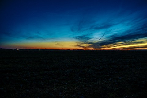 Bild: Sonnenuntergang über Quenstedt im Landkreis Mansfeld-Südharz. NIKON D700 mit AF-S NIKKOR 24-120 mm 1:4G ED VR. ISO 200 ¦ f/11 ¦ 24 mm ¦ 1.3 s ¦ kein Blitz. KODAK Kodachrome 25. Klicken Sie auf das Bild um es zu vergrößern.