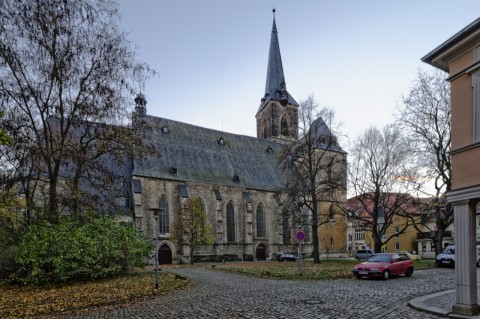 Bild: Zugegeben - Dieses Foto von der Kirche St. Stephani in Aschersleben sieht im Querformat besser aus! Bei der Auflösung der NIKON D700 ist ein entsprechender Beschnitt kein Problem. Brennweite 12 Millimeter bei Blende 11 und ISO640.