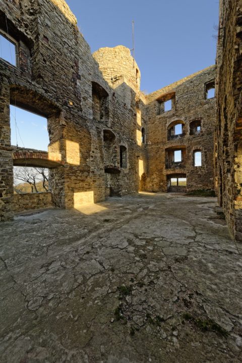 Bild: Mit einem extremen Weitwinkelobjektiv wie dem SIGMA 12-24 mm F4,5-5,6 II DG HSM lassen sich selbst hohe Innenräume gut fotografieren. In der Burg Arnstein im Unterharz. 