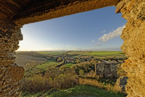 Bild: Mit einem extremen Weitwinkelobjektiv wie dem SIGMA 12-24 mm F4,5-5,6 II DG HSM lassen sich Fotos mit atemberaubender Perspektive machen. Auf der Burg Arnstein im Unterharz.