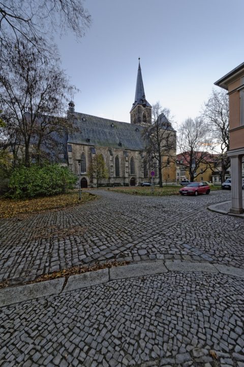 Bild: Auf dem Stephanikirchhof in Aschersleben geht es eng zu. Mit dem Sigma 12-24 mm F4,5-5,6 II DG HSM lässt sich dennoch die gesamte Kirche auf einem Foto festhalten - auch wenn es schon dämmert, so wie hier. Brennweite 12 Millimeter bei Blende 11 und ISO640.