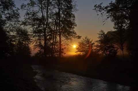 Bild: Sonnenaufgang am Vatteröder Teich bei Mansfeld. NIKON D700 und AF-S NIKKOR 24-120 mm 1:4G ED VR.