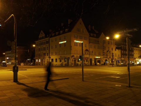 Bild: An der Kreuzung Agnes-Bernauer-Straße / Fürstenrieder Straße in München. OLYMPUS OM-D E-M5 mit M.Zuiko Digital 12-50mm 1:3.5-6.3 EZ. ISO 6400 ¦ f/9 ¦ 13 mm ¦ 1/5 s ¦ kein Blitz. Klicken Sie auf das Bild um es zu vergrößern.