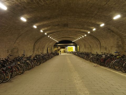 Bild: Nicht gerade eine Touristenattraktion - der Laime Bahnhof in München. OLYMPUS OM-D E-M5 mit M.Zuiko Digital 12-50mm 1:3.5-6.3 EZ. ISO 3200 ¦ f/7,1 ¦ 25 mm ¦ 1/15 s ¦ kein Blitz. Klicken Sie auf das Bild um es zu vergrößern.