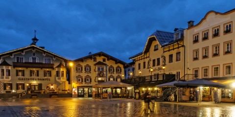 Bild: An einem Freitagabend im Februar auf dem Hauptplatz von St. Johann in Tirol. OLYMPUS OM-D E-M5 mit M.Zuiko Digital 12-50 mm 1:3.5-6.3 EZ. ISO 1600 ¦ f/9 ¦ 12 mm ¦ 1/10 s ¦ kein Blitz. Klicken Sie auf das Bild um es zu vergrößern.