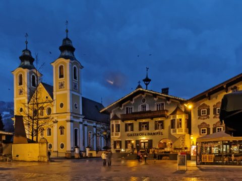 Bild: An einem Freitagabend im Februar auf dem Hauptplatz von St. Johann in Tirol. OLYMPUS OM-D E-M5 mit M.Zuiko Digital 12-50 mm 1:3.5-6.3 EZ. ISO 3200 ¦ f/9 ¦ 12 mm ¦ 1/20 s ¦ kein Blitz. Klicken Sie auf das Bild um es zu vergrößern.