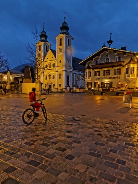 Bild: An einem Freitagabend im Februar auf dem Hauptplatz von St. Johann in Tirol. OLYMPUS OM-D E-M5 mit M.Zuiko Digital 12-50 mm 1:3.5-6.3 EZ. ISO 3200 ¦ f/9 ¦ 12 mm ¦ 1/20 s ¦ kein Blitz. Klicken Sie auf das Bild um es zu vergrößern.