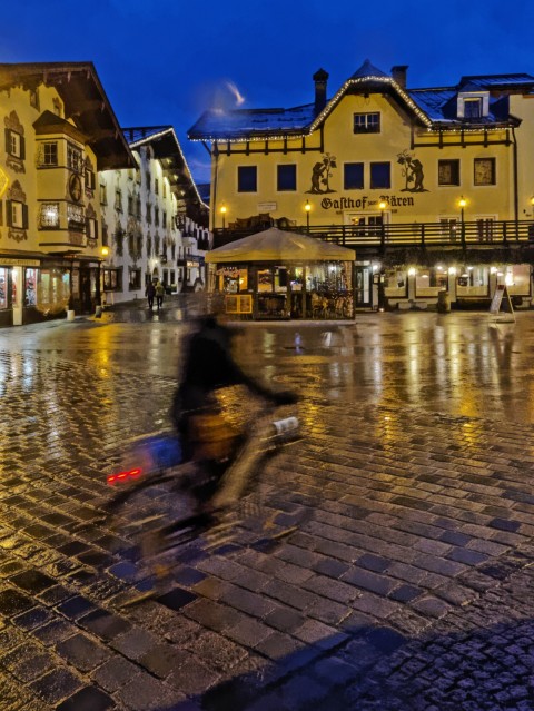 Bild: An einem Freitagabend im Februar auf dem Hauptplatz von St. Johann in Tirol. OLYMPUS OM-D E-M5 mit M.Zuiko Digital 12-50 mm 1:3.5-6.3 EZ. ISO 3200 ¦ f/9 ¦ 12 mm ¦ 1/20 s ¦ kein Blitz. Klicken Sie auf das Bild um es zu vergrößern.