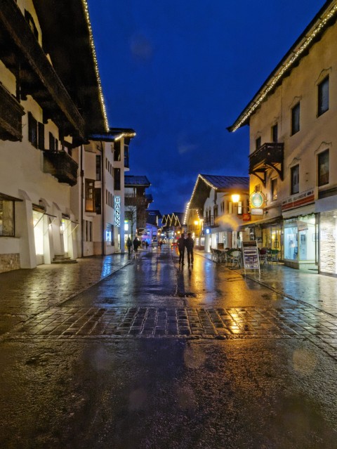 Bild: An einem Freitagabend im Februar auf dem Hauptplatz von St. Johann in Tirol. OLYMPUS OM-D E-M5 mit M.Zuiko Digital 12-50 mm 1:3.5-6.3 EZ. ISO 6400 ¦ f/9 ¦ 12 mm ¦ 1/20 s ¦ kein Blitz. Klicken Sie auf das Bild um es zu vergrößern.