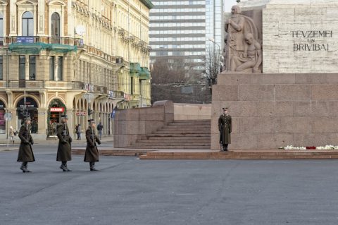 Bild: Und dieses Bild zeigt den Wachwechsel am Freiheitsdenkmal in Riga. Das Bild wurde im Querformat aufgenommen und mit Content Converter Premium von TIFF zu JPEG konvertiert und mit exakt 1280 Pixel Breite exportiert.