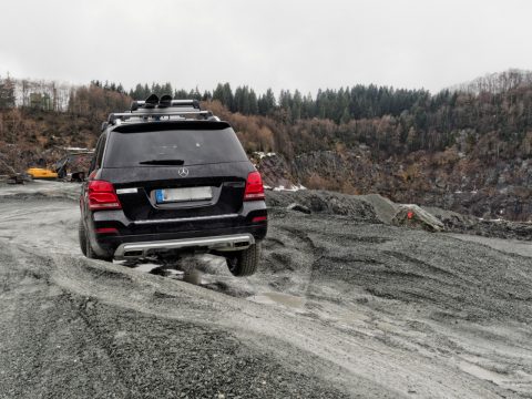 Bild: Hier steht der Mercedes-Benz GLK mit dem linken Vorderrad und rechten Hinterrad in der Luft. Der GLK kann nicht gerade mit einer großen Achsverschränkung punkten - macht aber nichts! Das 4ETS System bremst die Räder ohne Traktion extrem schnell ein, so dass dieser SUV durch dosiertes Gasgeben souverän vorwärts kommt. Für "echte" Geländewagen, die nur eine mechanische Zentraldifferentialsperre haben, wäre an dieser Stelle Schluss - für den Urvater aller SUV eines großen Automobilherstellers aus Japan sowieso.