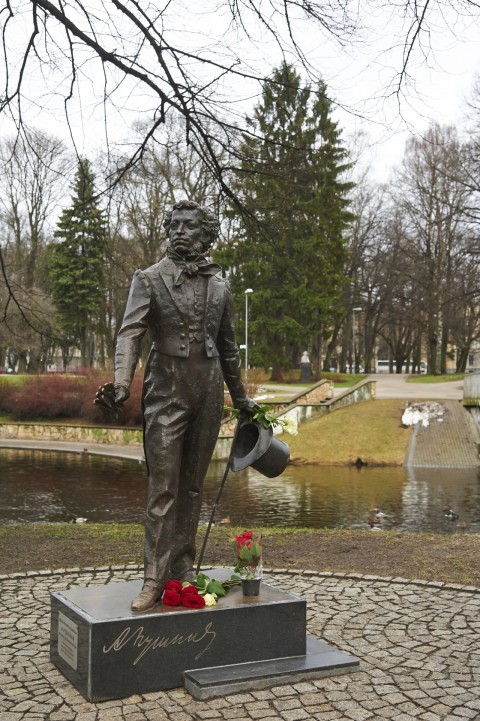 Bild: Die Statue des Dichters Alexander Puschkin im Kronvalda Parks. Das Foto wurde mit Phase One Capture One Pro 7.2 ausbelichtet. Klicken Sie auf das Bild um es zu vergrößern.