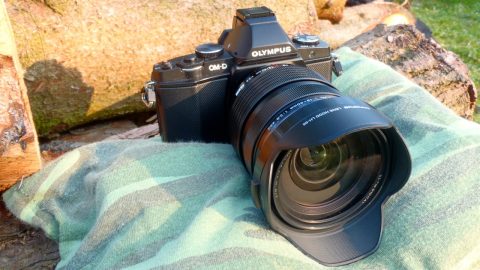 Bild: Die OLYMPUS OM-D E-M5 ist in Verbindung mit dem Zoomobjektiv M.ZUIKO DIGITAL ED 12‑40mm 1:2.8 eine wetterfeste Kamera für gehobene Ansprüche an die Bildqualität. So gewaltig, wie sie auf diesem Foto aussieht, ist die Kombination aus Kamera ohne Handgriff und Objektiv aber nicht.