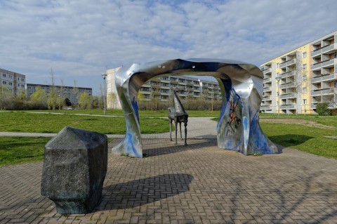 Bild: Das Denkmal Hunt, Stolln und Grubenpferd im Neubaugebiet n der Magdeburger Straße in der Lutherstadt Eisleben. NIKON D700 mit TAMRON SP 24-70mm F/2.8 Di VC USD. ISO 200 ¦ f/9 ¦ 24 mm ¦ 1/400 s ¦ kein Blitz. Klicken Sie auf das Bild um es zu vergrößern.