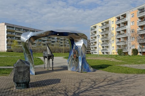 Bild: Das Denkmal Hunt, Stolln und Grubenpferd im Neubaugebiet n der Magdeburger Straße in der Lutherstadt Eisleben. NIKON D700 mit TAMRON SP 24-70mm F/2.8 Di VC USD. ISO 200 ¦ f/7,1 ¦ 35 mm ¦ 1/500 s ¦ kein Blitz. Klicken Sie auf das Bild um es zu vergrößern.