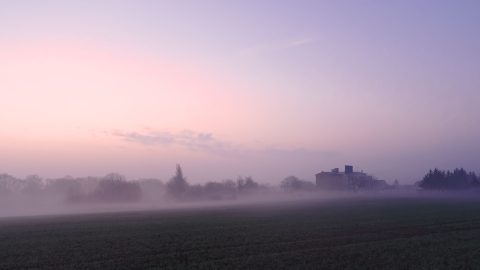 Morgenstimmung kurz vor Sonnenaufgang in Greifenhagen im Unterharz. NIKON D700 und TAMRON SP 24-70mm F/2.8 Di VC USD. ISO 5000 ¦ f/7,1 ¦ 24 mm ¦ 1/15 s ¦ kein Blitz. Klicken Sie auf das Bild um es zu vergrößern.