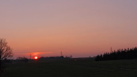 Bild: Sonnenuntergang über dem Pfaffenholz bei Greifenhagen im Unterharz. OLYMPUS OM-D E-M5 mit M.ZUIKO DIGITAL ED 12‑40mm 1:2.8. ISO 200 ¦ f/11 ¦ 18 mm ¦ 1/50 s ¦ kein Blitz. Klicken Sie auf das Bild um es zu vergrößern.