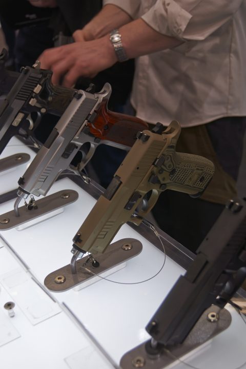 Bild: SigSauer 220er Serie, beliebt als Ordonnanzpistole, bei Sportschützen und für den Selbstschutz.