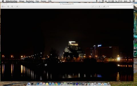 Bild: Detailansicht des Nachtpanorama von Riga - hier das Radisson Daugava auf der linken Seite des Flusses. Klicken Sie auf das Bild um es zu vergrößern.