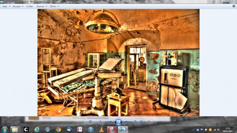 Bild: Das HDR Foto vom Operationssaal im Patarei Gefängnis von Tallinn in der Windows-Fotoanzeige.