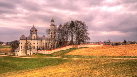 Bild: Die Wallfahrtskirche "Unserer Lieben Frau im Birnbaum" oder "Maria Birnbaum" in Sielenbach bei Aichach als HDR Foto. OLYMPUS OM-D E-M5 mit M.Zuiko Digital 12-50 mm 1:3.5-6.3 EZ. ISO 200 ¦ f/11 ¦ 12 mm ¦ 125 s ¦ kein Blitz. Klicken Sie auf das Bild um es zu vergrößern.