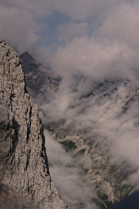 Bild: Das Höllental in Wolken. NIKON D700 mit TAMRON SP 24-70mm F/2.8 Di VC USD. ISO 200 ¦ f/9 ¦ 50 mm ¦ 1/2.500 s ¦ kein Blitz. Klicken Sie auf das Bild um es zu vergrößern.