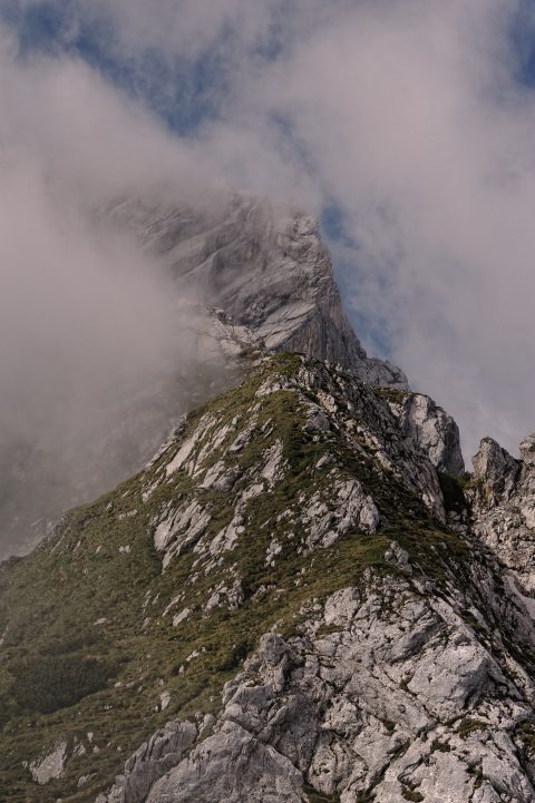 Bild: Wolken an der Alpspitze. NIKON D700 mit TAMRON SP 24-70mm F/2.8 Di VC USD. ISO 200 ¦ f/7,1 ¦ 70 mm ¦ 1/2.500 s ¦ kein Blitz. Klicken Sie auf das Bild um es zu vergrößern.