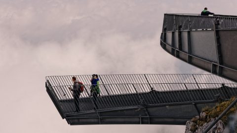 Bild: Die imposanten Aussichtsplattformen AlspiX unterhalb der Alpspitze - für schwindelfreie Genießer. NIKON D700 mit TAMRON SP 24-70mm F/2.8 Di VC USD. ISO 200 ¦ f/7,1 ¦ 50 mm ¦ 1/640 s ¦ kein Blitz. Klicken Sie auf das Bild um es zu vergrößern.