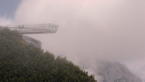 Bild: Die imposanten Aussichtsplattformen AlspiX unterhalb der Alpspitze - für schwindelfreie Genießer. NIKON D700 mit TAMRON SP 24-70mm F/2.8 Di VC USD. ISO 200 ¦ f/7,1 ¦ 50 mm ¦ 1/400 s ¦ kein Blitz. Klicken Sie auf das Bild um es zu vergrößern.