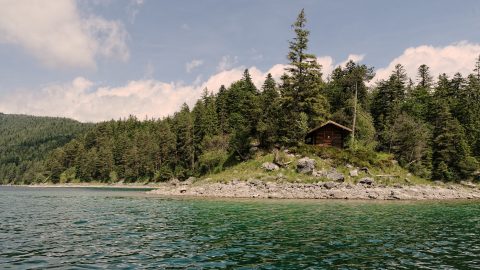 Bild: Die Maximiliansinsel auf dem Eibsee bei Grainau. NIKON D700 mit TAMRON SP 24-70mm F/2.8 Di VC USD. ISO 200 ¦ f/7,1 ¦ 24 mm ¦ 1/800 s ¦ kein Blitz. Klicken Sie auf das Bild um es zu vergrößern.