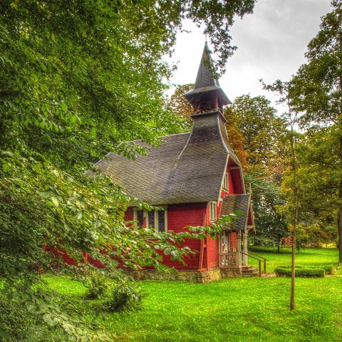 Bild: Die Schwedenkirche oder Holzkapelle von Ralswiek auf der Insel Rügen. OLYMPUS OM-D E-M5 mit M.ZUIKO DIGITAL ED 12‑40mm 1:2.8. ISO 400 ¦ f/7,1 ¦ 12 mm ¦ 1/60 s ¦ kein Blitz. Klicken Sie auf das Bild um es zu vergrößern.