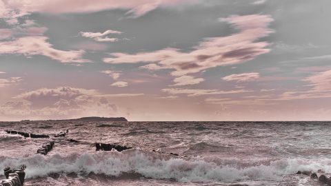 Bild: Abends am Strand bei Dranske auf der Insel Rügen. Im Hintergrund des Fotos ist der Dornbusch mit dem Leuchtturm auf der Insel Hiddensee zu sehen. NIKON D700 mit TAMRON SP 24-70mm F/2.8 Di VC USD. ISO 200 ¦ f/7,1 ¦ 35 mm ¦ 1/1600 s ¦ kein Blitz. Klicken Sie auf das Bild um es zu vergrößern.