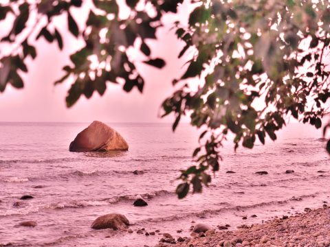 Bild: Der Schwanenstein ist ein großer Findling in der Ostsee bei Lohme auf der Insel Rügen. Hier sind im Februar 1956 drei Jungen erfroren. OLYMPUS OM-D E-M5 mit M.ZUIKO DIGITAL ED 12‑40mm 1:2.8. ISO 200 ¦ f/2,8 ¦ 35 mm ¦ 1/3200 s ¦ kein Blitz. Klicken Sie auf das Bild um es zu vergrößern.