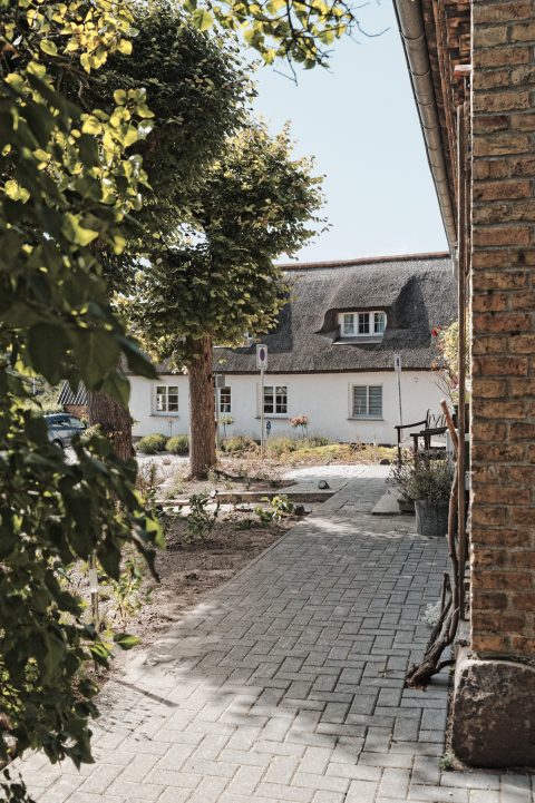 Bild: Schaprode ist eines der schönsten Dörfer auf der Insel Rügen. Unterwegs an der Dorfkirche - Lange Straße - in der Ortsmitte. NIKON D700 mit TAMRON SP 24-70mm F/2.8 Di VC USD. ISO 200 ¦ f/5,6 ¦ 35 mm ¦ 1/800 s ¦ kein Blitz. Klicken Sie auf das Bild um es zu vergrößern.
